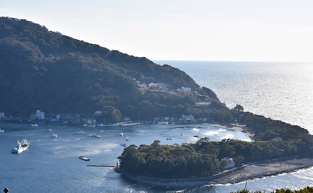 車の写真撮影スポット：出逢い岬（静岡県沼津市）