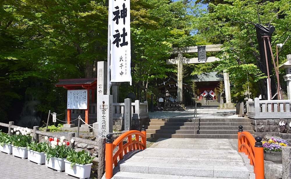車の写真撮影スポット：富士山東口本宮 冨士浅間神社（静岡県駿東郡小山町）