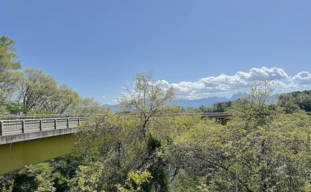 車の写真撮影スポット：八ヶ岳高原大橋（山梨県北杜市）